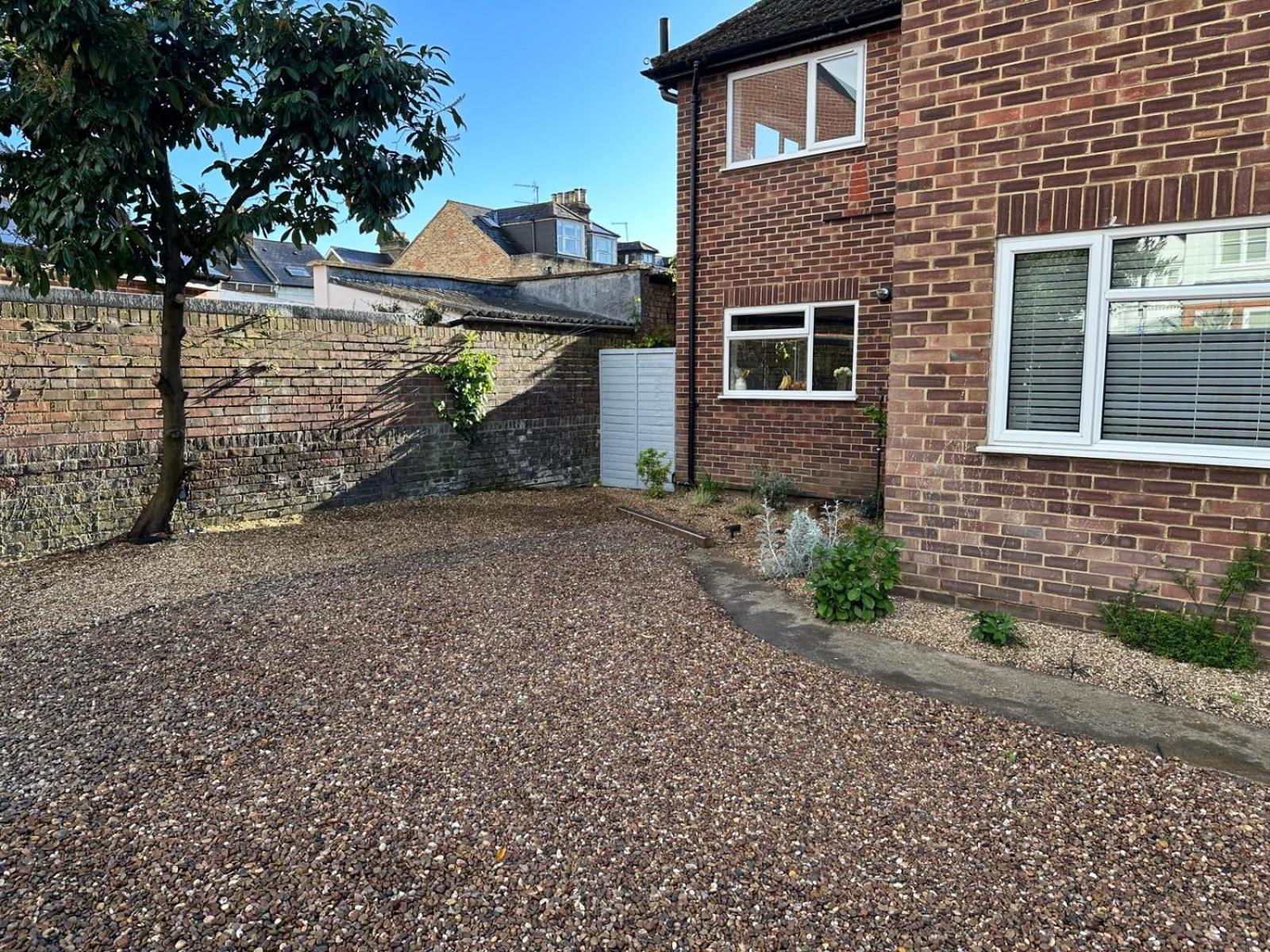 Large 2-bedroom Maisonette With Free Parking Apartment *
